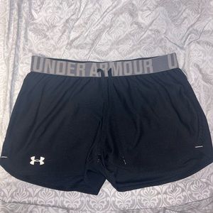 Women’s medium under armour black shorts